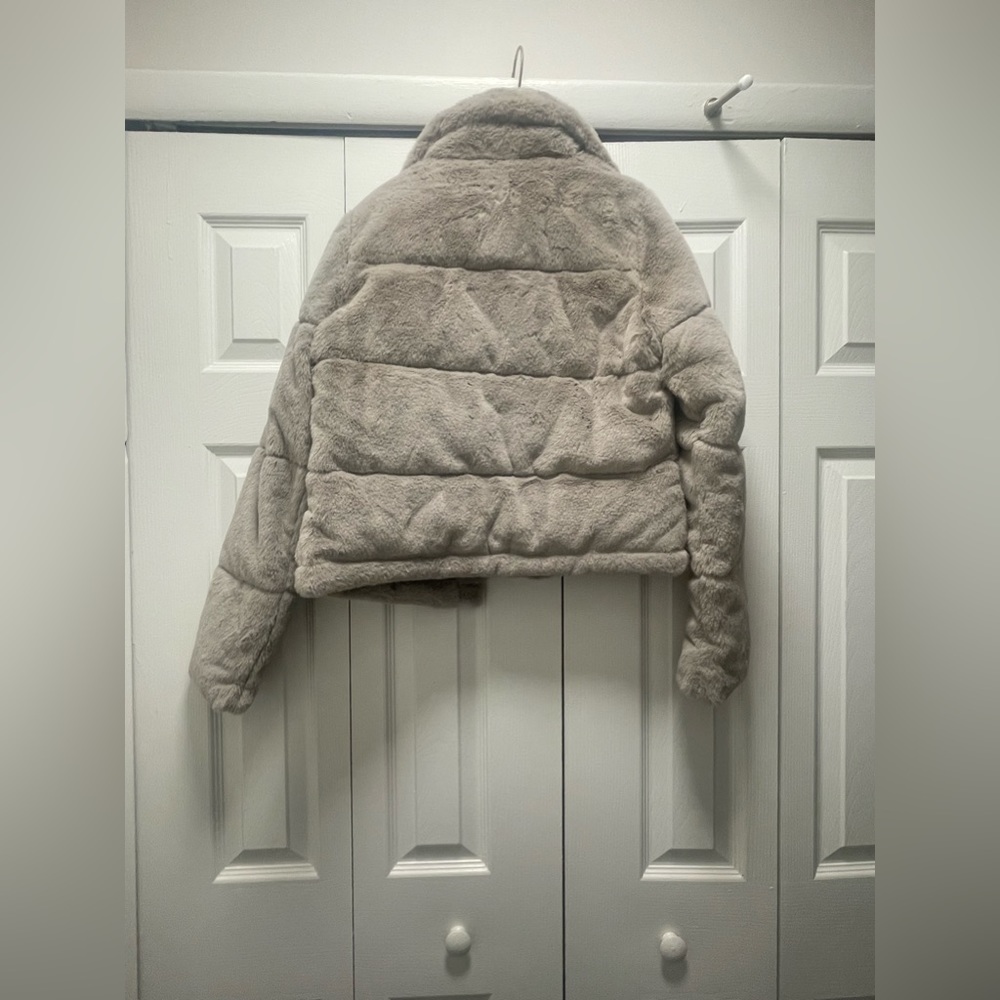 A&F mini puffer coat in the color grey. Cute semi cropped winter coat❤️ - Picture 5 of 5